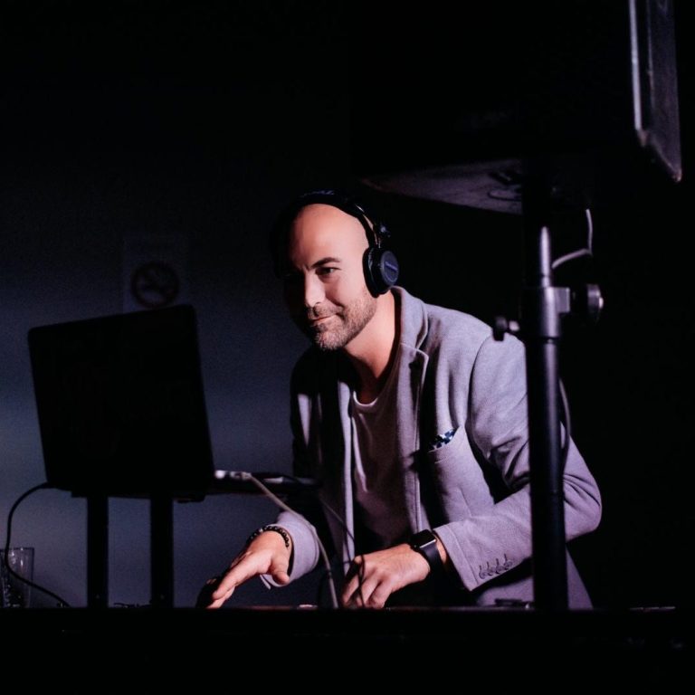 timmungsvolles Foto von DJ-Events in Düsseldorf: Hochzeitsfeiern und Clubnächte mit voller Tanzfläche, professioneller Musik & ausgelassener Stimmung. Hochzeit-Dj in Düsseldorf